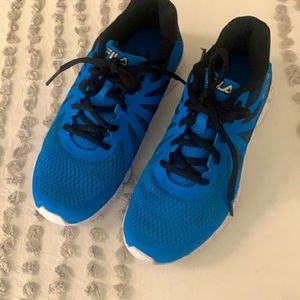Boys Fila running shoes size 4